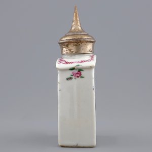A Chinese famille rose erotical subject tea caddy with a prostitute, Qianlong, 18th C. — 照片 4