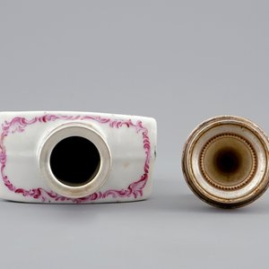 A Chinese famille rose erotical subject tea caddy with a prostitute, Qianlong, 18th C. — 照片 5