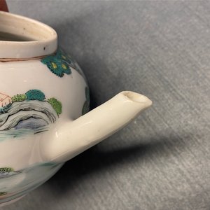 A Chinese famille rose 'erotical subject' teapot and cover, Yongzheng — 照片 15