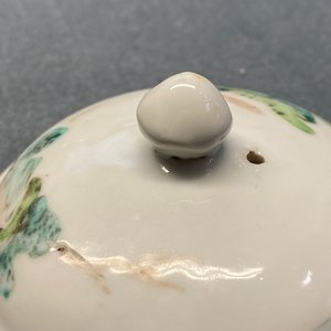 A Chinese famille rose 'erotical subject' teapot and cover, Yongzheng — 照片 8