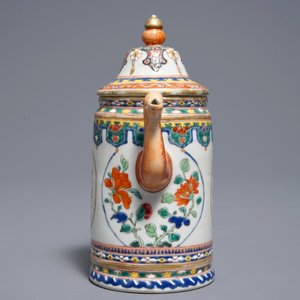 A Chinese famille rose 'European subject' coffee pot, Yongzheng — 照片 2
