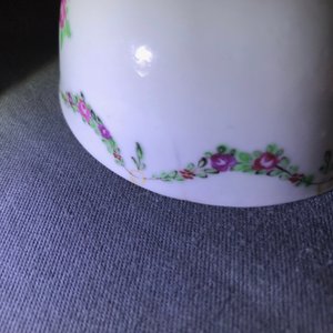 A Chinese famille rose 'European subject' cup and saucer, Qianlong — 照片 18