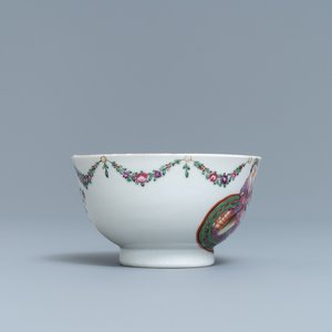 A Chinese famille rose 'European subject' cup and saucer, Qianlong — 照片 5