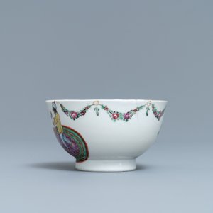 A Chinese famille rose 'European subject' cup and saucer, Qianlong — 照片 7