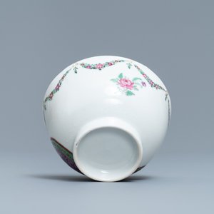 A Chinese famille rose 'European subject' cup and saucer, Qianlong — 照片 9