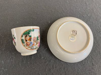 A Chinese famille rose 'European subject' cup and saucer, Qianlong — 照片 2