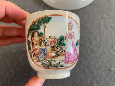 A Chinese famille rose 'European subject' cup and saucer, Qianlong — 照片 3