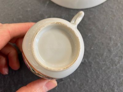 A Chinese famille rose 'European subject' cup and saucer, Qianlong — 照片 5