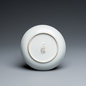 A Chinese famille rose 'European subject' cup and saucer, Qianlong — 照片 4