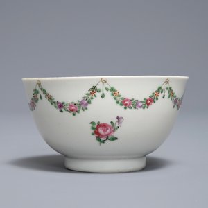 A Chinese famille rose 'European subject' cup and saucer, Qianlong — photo 6