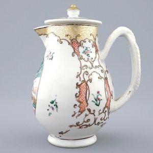 A Chinese famille rose European subject milk jug and cover, Qianlong 18th C. — 照片 2