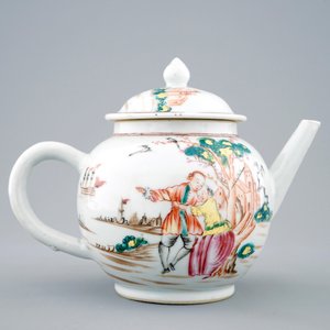 A Chinese famille rose European subject porcelain teapot with Sailor’s Farewell, Qianlong, 18th C. — 照片 3