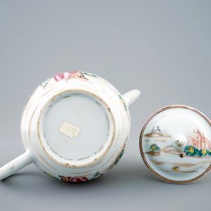 A Chinese famille rose European subject porcelain teapot with Sailor’s Farewell, Qianlong, 18th C. — 照片 6