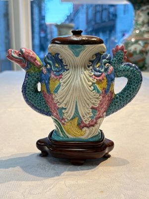 A Chinese famille rose ewer in the form of a dragon and two carps with wooden cover and stand, 19th C. — photo 1