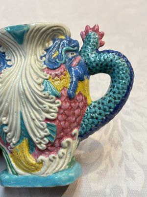 A Chinese famille rose ewer in the form of a dragon and two carps with wooden cover and stand, 19th C. — photo 11