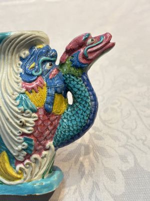 A Chinese famille rose ewer in the form of a dragon and two carps with wooden cover and stand, 19th C. — photo 12