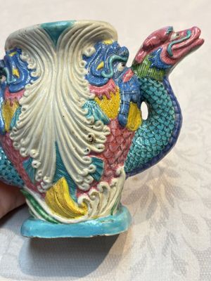 A Chinese famille rose ewer in the form of a dragon and two carps with wooden cover and stand, 19th C. — photo 13