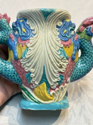 A Chinese famille rose ewer in the form of a dragon and two carps with wooden cover and stand, 19th C. — photo 14