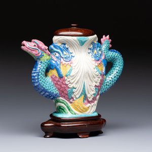 A Chinese famille rose ewer in the form of a dragon and two carps with wooden cover and stand, 19th C. — photo 1