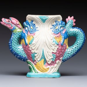 A Chinese famille rose ewer in the form of a dragon and two carps with wooden cover and stand, 19th C. — photo 2