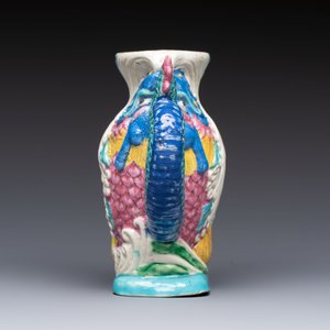 A Chinese famille rose ewer in the form of a dragon and two carps with wooden cover and stand, 19th C. — photo 3