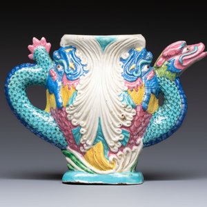 A Chinese famille rose ewer in the form of a dragon and two carps with wooden cover and stand, 19th C. — photo 4