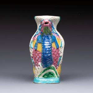 A Chinese famille rose ewer in the form of a dragon and two carps with wooden cover and stand, 19th C. — photo 5