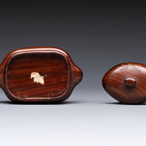 A Chinese famille rose ewer in the form of a dragon and two carps with wooden cover and stand, 19th C. — photo 8