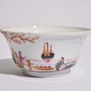A Chinese famille rose export bowl with a harbour scene, Qianlong — 照片 1