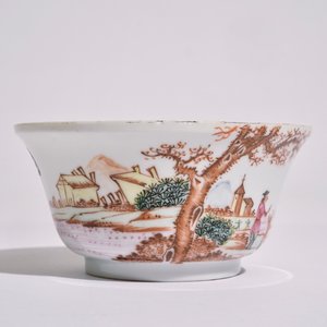 A Chinese famille rose export bowl with a harbour scene, Qianlong — 照片 3