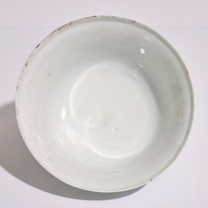 A Chinese famille rose export bowl with a harbour scene, Qianlong — 照片 6