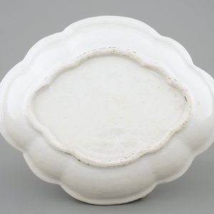 A Chinese famille rose export lobed oval dish with a hunting scene, Qianlong, 18th C. — photo 2