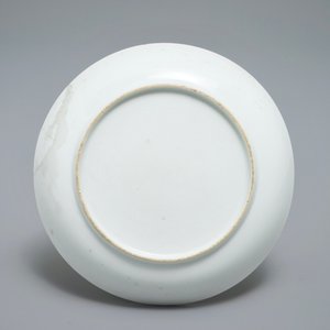 A Chinese famille rose export milk jug, a saucer and a cup, Qianlong — photo 3