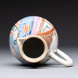 A Chinese famille rose export milk jug, two salts and a barrel-shaped tankard, Qianlong — 照片 12