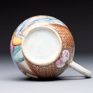 A Chinese famille rose export milk jug, two salts and a barrel-shaped tankard, Qianlong — 照片 13