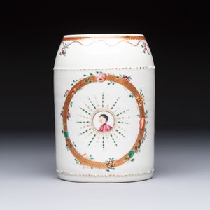 A Chinese famille rose export milk jug, two salts and a barrel-shaped tankard, Qianlong — 照片 2