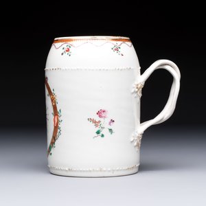 A Chinese famille rose export milk jug, two salts and a barrel-shaped tankard, Qianlong — 照片 3