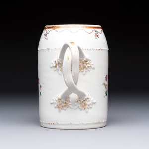 A Chinese famille rose export milk jug, two salts and a barrel-shaped tankard, Qianlong — 照片 4