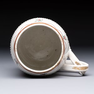 A Chinese famille rose export milk jug, two salts and a barrel-shaped tankard, Qianlong — 照片 6