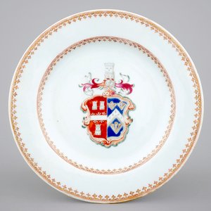 A Chinese famille rose export porcelain armorial plate, Qianlong, 18th C. — 照片 1