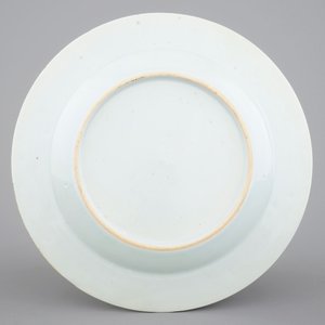 A Chinese famille rose export porcelain armorial plate, Qianlong, 18th C. — 照片 2