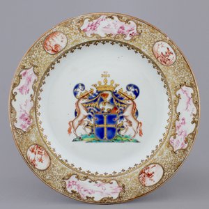 A Chinese famille rose export porcelain armorial plate, Qianlong, 18th C. — foto 1