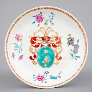 A Chinese famille rose export porcelain armorial plate, Qianlong, 18th C. — photo 1