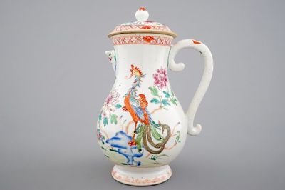 Une aiguière et son couvercle en porcelaine de Chine famille rose, 18ème