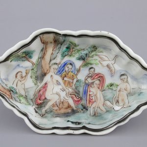 A Chinese famille rose export porcelain mythological spoon tray with Leda and the swan, 18th C. — photo 1