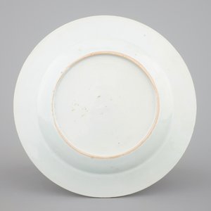 A Chinese famille rose export porcelain plate 'The judgement of Paris', Qianlong, 18th C — photo 3