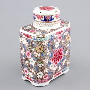 A Chinese famille rose export porcelain tea caddy, Qianlong, 18th C. — foto 1
