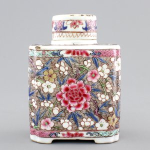 A Chinese famille rose export porcelain tea caddy, Qianlong, 18th C. — foto 2