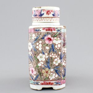 A Chinese famille rose export porcelain tea caddy, Qianlong, 18th C. — foto 3