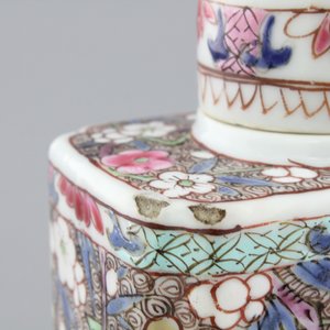 A Chinese famille rose export porcelain tea caddy, Qianlong, 18th C. — foto 8